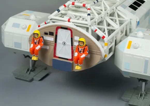1/48 Space:1999 Eagle Transporter (Semi-finished Painted Kit)