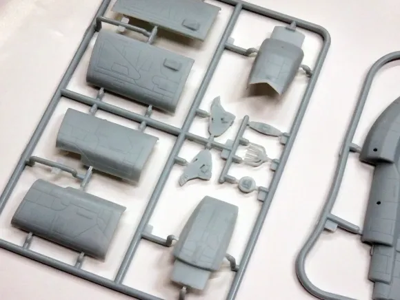 1/1000 Star Trek U.S.S. Defiant Unpainted Plastic Model Kit