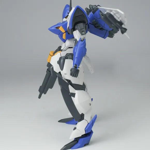 1/144 Ultra Action Trooper: Yun-Que Plastic Model Kit Blue x White Ver.