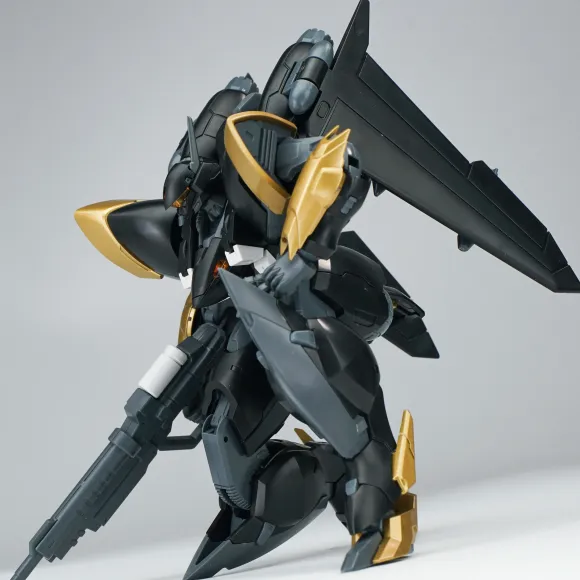1/144 Ultra Action Trooper: Yun-Que Plastic Model Kit Black x Gold Ver.
